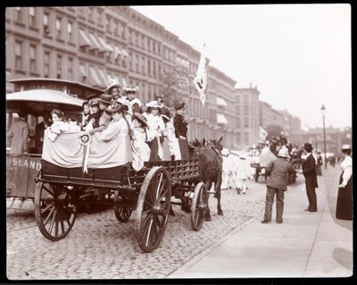 Ansicht von jungen Frauen in einem Wagen in der Straßenreinigerparade auf der 34th Street nahe der 4th Avenue, New York, 1896 von Byron Company